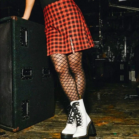 - NEW DR MARTENS CHESNEY LEATHER FLARED HEEL LACE UP BOOTS - Picture 3 of 11